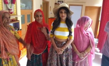 Private learn to Drape Indian Saree in Rajasthan with Food